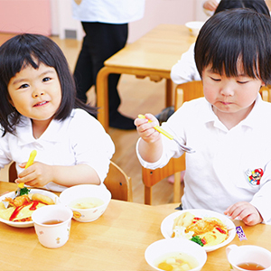 食事をする子ども
