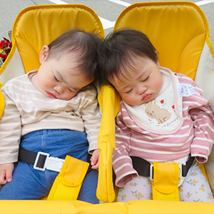 お昼寝中の子ども
